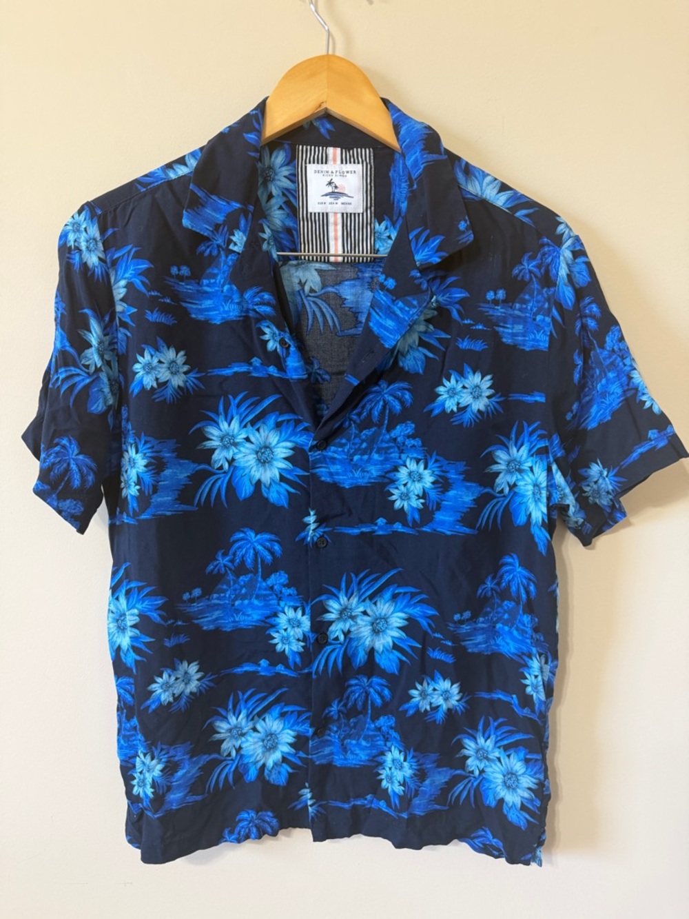 Ricky Singh Men's Denim & Flower Short Sleeve Button Down Hawaiian Blue Size M